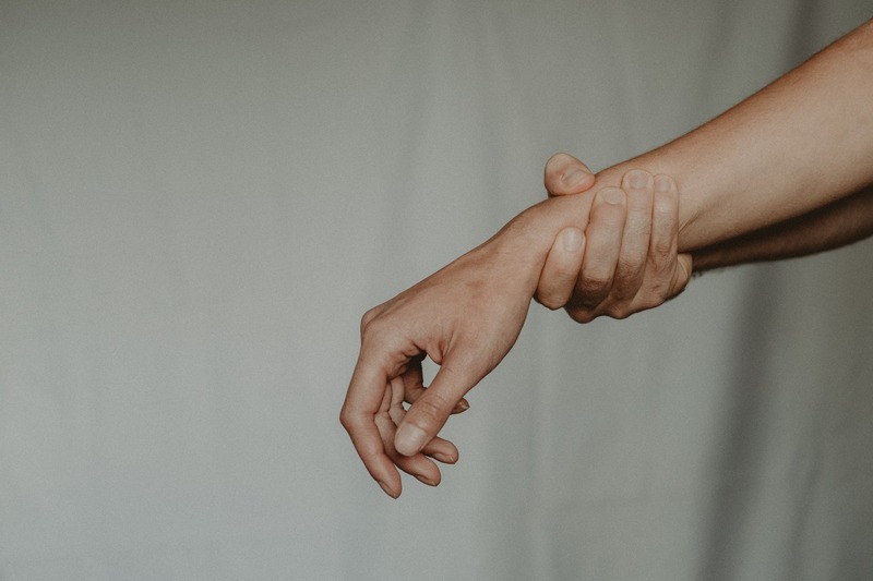 Động tác lắc tay đơn giản giúp vận động cổ tay
