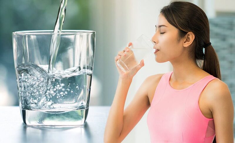 Khô miệng do cơ thể mất nước cần được bù nước sớm