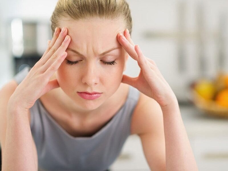 Nhức đầu là triệu chứng thường gặp ở người đau cơ xơ hóa