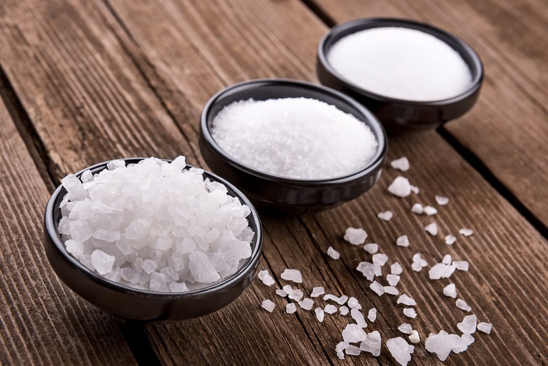 Người cao tuổi cũng nên hạn chế ăn các món chứa nhiều muối như: dưa cải muối