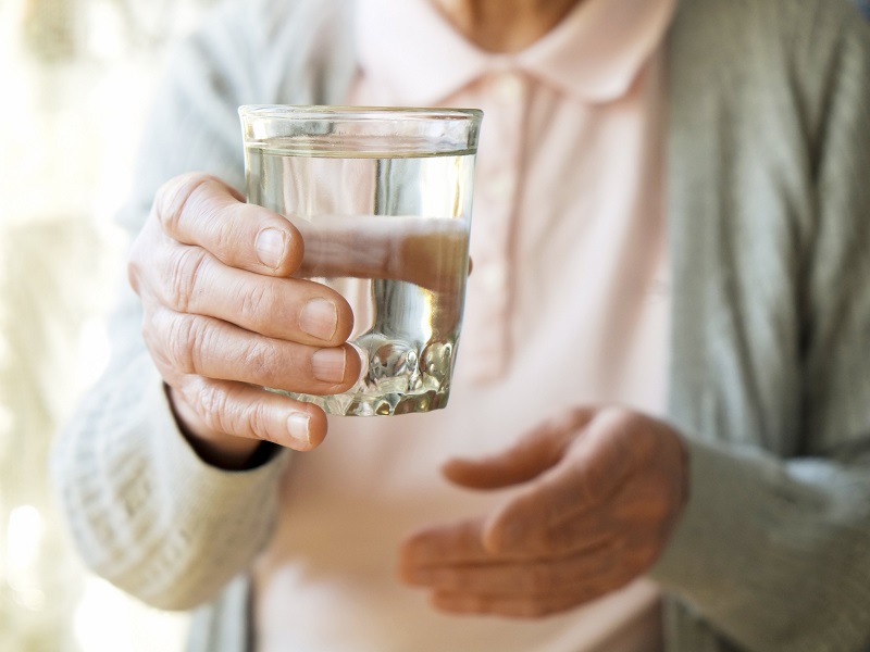 Người già nên uống đủ 1,5 - 2 lít nước mỗi ngày và không nên chờ khát mới uống
