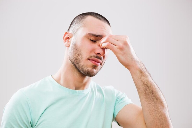 Viêm xoang sàng gây đau ở dọc hai sống mũi