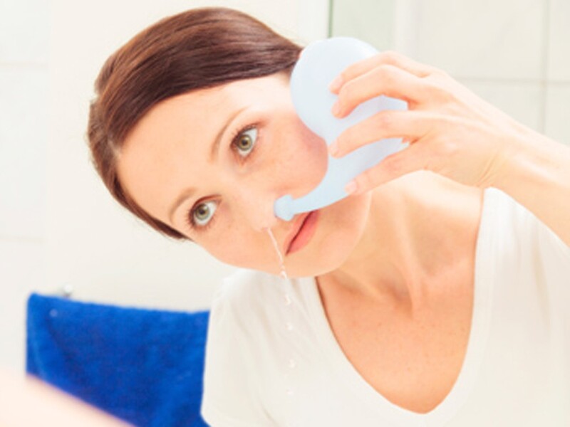 Rửa mũi bằng nước muối sinh lý giúp giảm nghẹt mũi do viêm xoang sàng