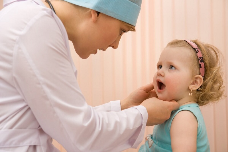 Đưa trẻ đi khám bác sĩ nhi giúp cha mẹ biết chính xác trẻ chậm mọc răng nguy hiểm không