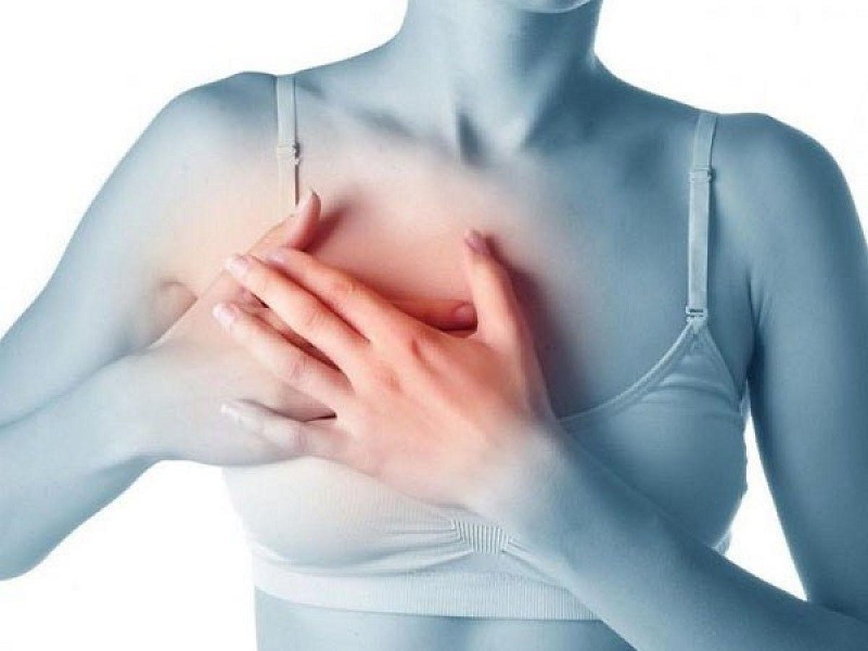 Người bị u nang vú thường cảm thấy căng, đau tức ở ngực