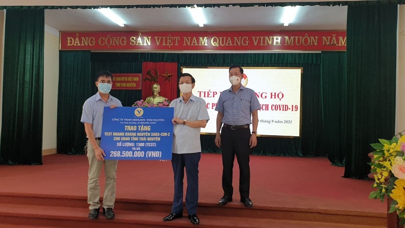Đại diện Hệ thống Y tế MEDLATEC Group, Giám đốc Nguyễn Nhật Hoàng chi nhánh Thái Nguyên đã trao ủng hộ