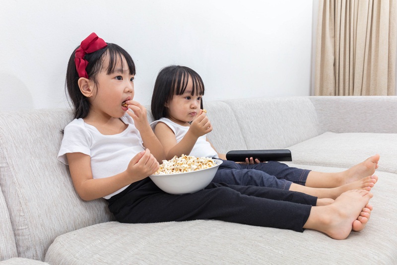 Cho con vừa ăn vừa xem tivi cũng dễ dẫn đến tình trạng biếng ăn