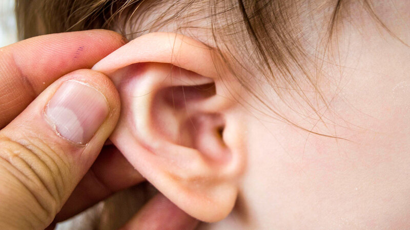 Trẻ viêm tai giữa sẽ có bị gặp phải các biến chứng nguy hiểm như thủng màng nhĩ, liệt mặt
