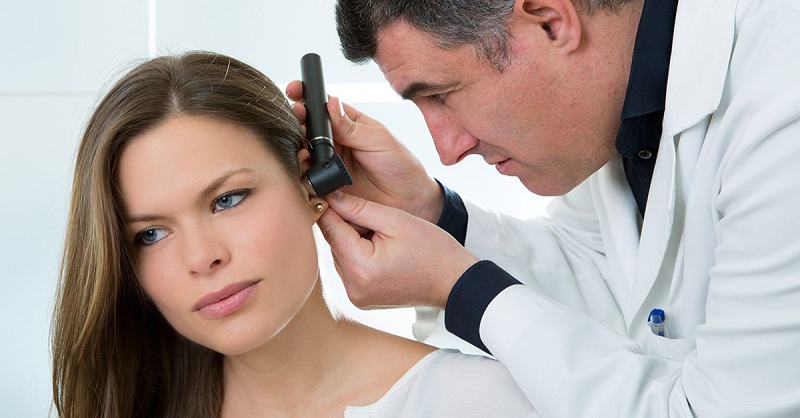 Thăm khám bác sĩ chuyên khoa giúp bạn có câu trả lời chính xác viêm tai giữa ứ dịch có tự khỏi không