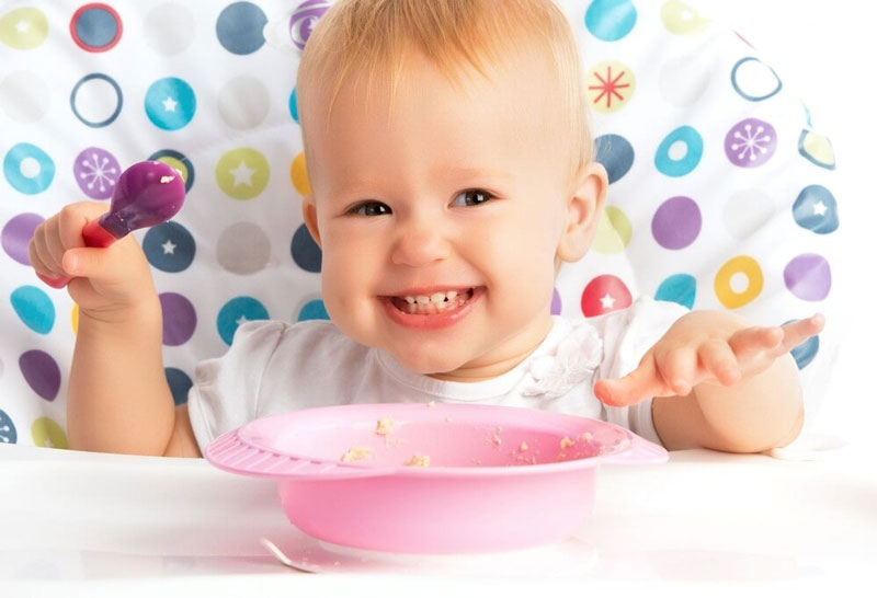 Trẻ 1 tuổi cần được bổ sung đủ 7 mg sắt mỗi ngày thông qua các loại thực phẩm, dược phẩm và sữa tăng cường sắt