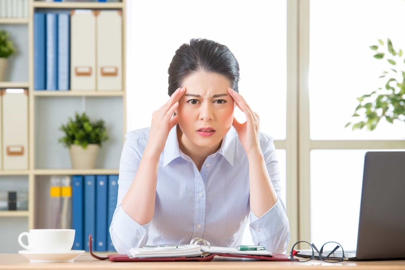 Làm việc căng thẳng kéo dài có thể khiến chứng đau đầu ngày càng nặng nề hơn