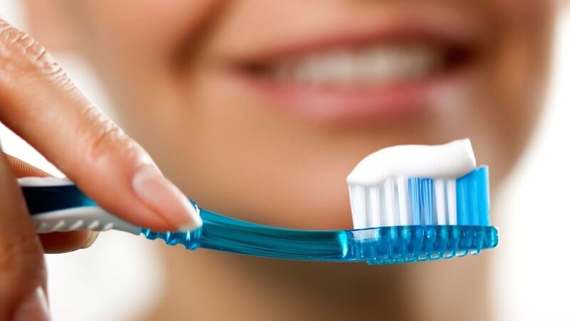 Đánh răng đúng cách thường xuyên là cách vệ sinh răng miệng đơn giản và hiệu quả