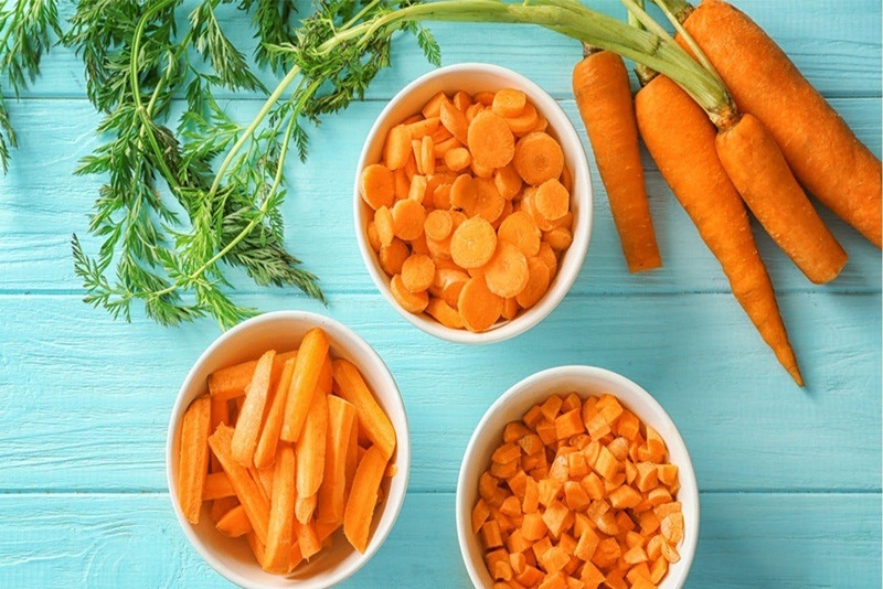 Cà rốt là thực phẩm có chứa nhiều <a href='https://medlatec.vn/tin-tuc/vitamin-a-co-vai-tro-gi-trong-co-the-s159-n18326'  title ='vitamin A'>vitamin A</a>