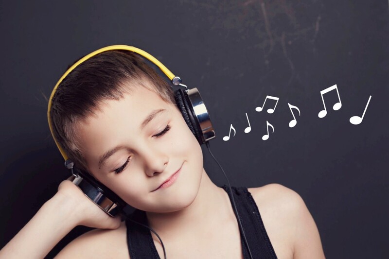  Trước khi đi ngủ, cha mẹ có thể cải thiện giấc ngủ cho trẻ bằng việc tắm nước ấm, cho trẻ nghe nhạc