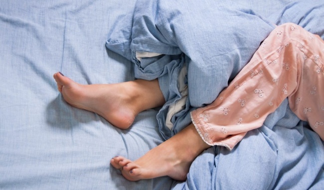 Trong khi ngủ, hầu hết bệnh nhân RLS có các cử động chân tay đặc trưng, ​​được gọi là cử động chân tay theo chu kỳ khi ngủ
