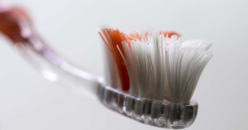 Dùng bàn chải quá lâu, đợi lông bàn chải tưa mới thay là thói quen gây hại cho răng