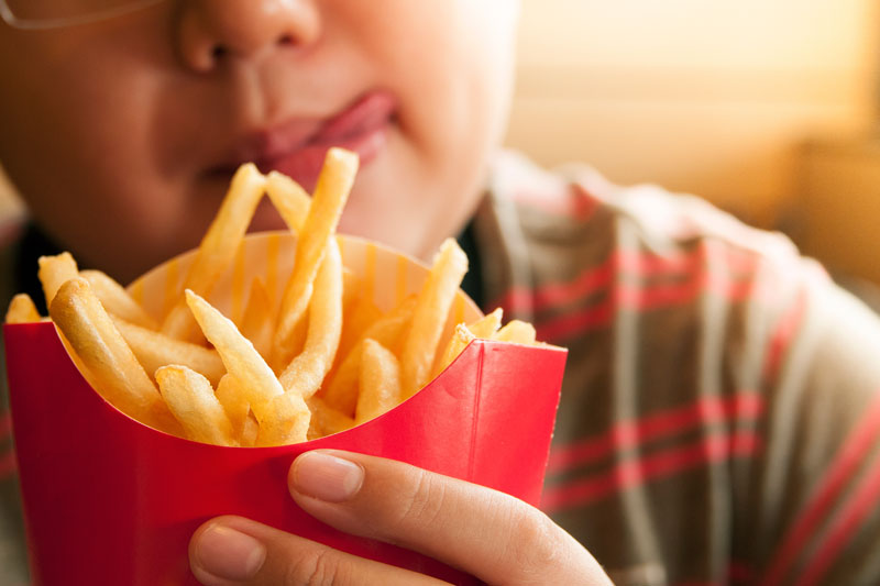 Thói quen ăn uống không lành mạnh là nguyên nhân khiến trẻ bị tiểu đường