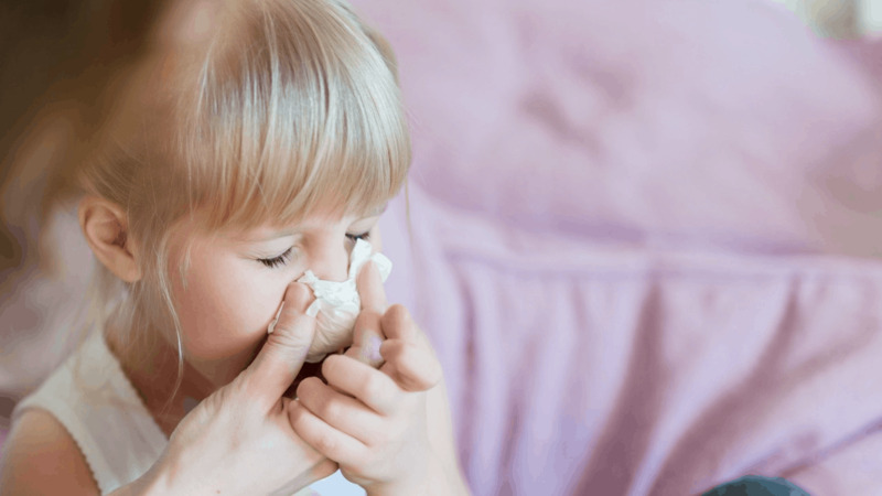 Khi mũi của trẻ tiết quá nhiều chất nhầy sẽ dẫn đến tình trạng chảy dịch mũi sau và có thể gây ho