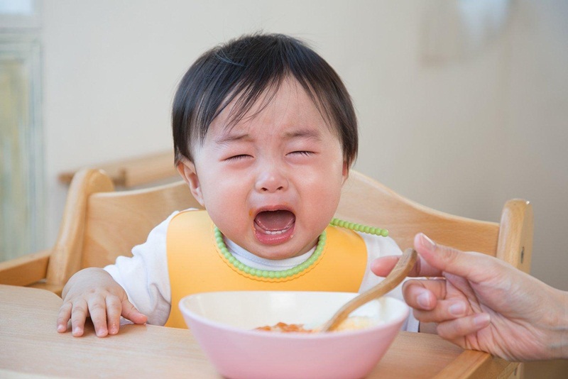 Không nên ép trẻ ăn vì có thể khiến trẻ hoảng sợ, chán ăn