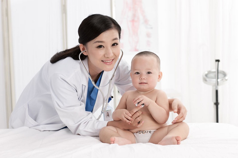 Cha mẹ nên đưa trẻ đi khám bác sĩ để biết chính xác nguyên nhân và biện pháp xử lý hiệu quả