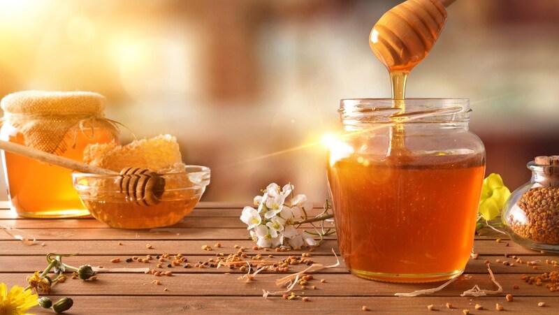 Bạn chỉ cần uống một cốc nước mật ong ấm hoặc một cốc trà hoa cúc mật ong là tình trạng đau đã được cải thiện hiệu quả