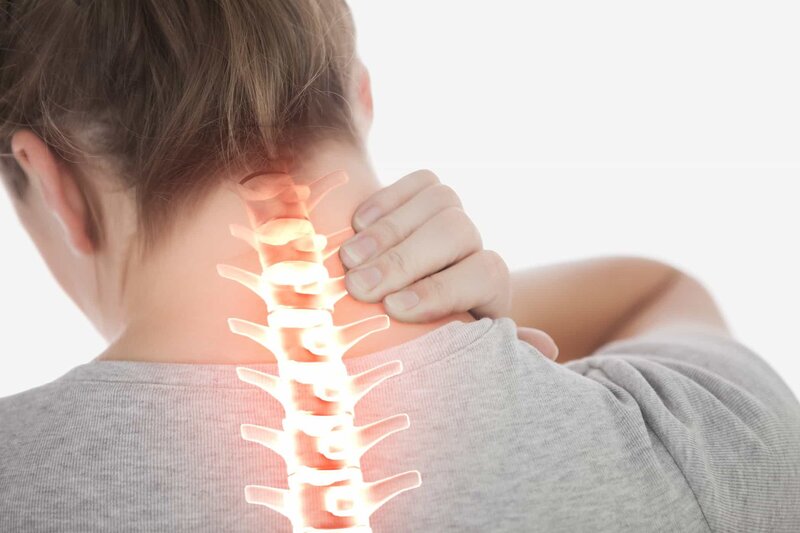 Triệu chứng điển hình của bệnh thoát vị đĩa đệm là đau vùng cổ gáy, có thể đau tê lan ra cánh tay, bàn tay
