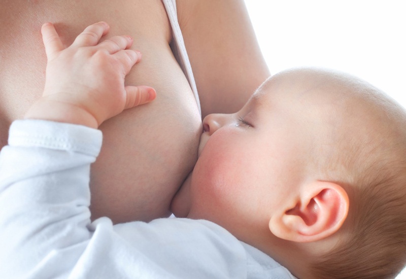 Bé bú không hết sữa dẫn đến tình trạng ứ đọng sữa trong bầu ngực của mẹ