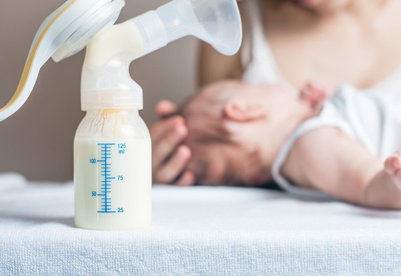 Nếu bé bú ít, mẹ cần hút sữa bằng máy hoặc vắt sữa tay để tránh tình trạng tắc tia sữa
