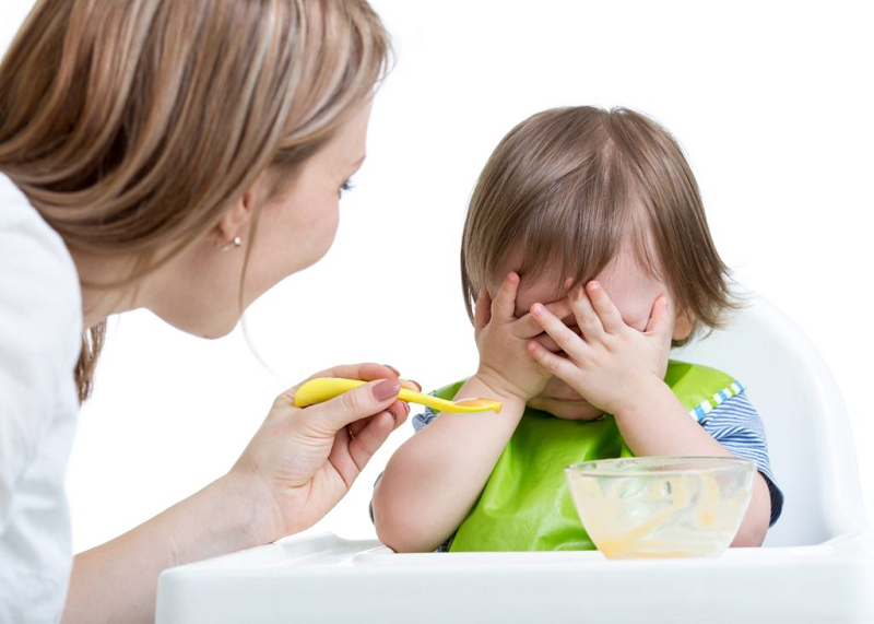 Trẻ biếng ăn thường tìm mọi cách để từ chối đồ ăn