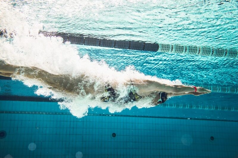 Bơi lội là bài tập tốt cho người bị đau khớp gối