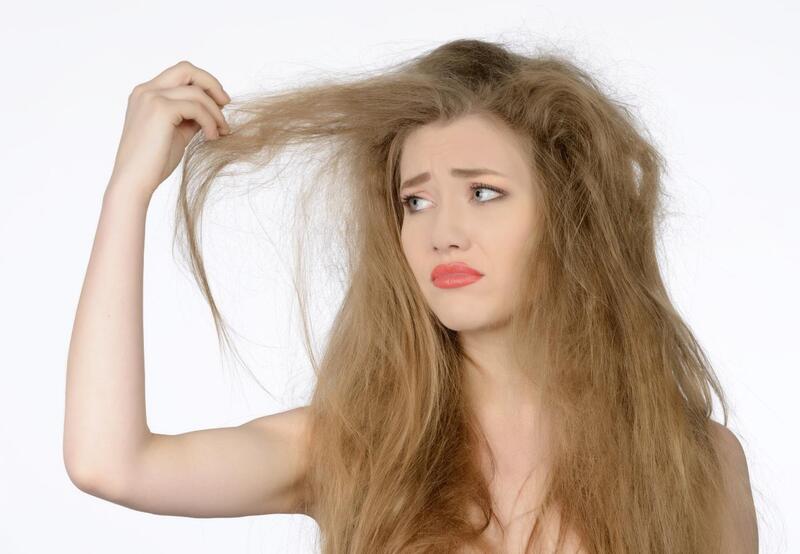 Hạn chế nhuộm màu uốn tóc nếu tóc yếu thường xuyên gãy rụng