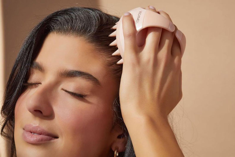 Bạn có thể kích thích mọc tóc tự nhiên bằng cách massage da đầu