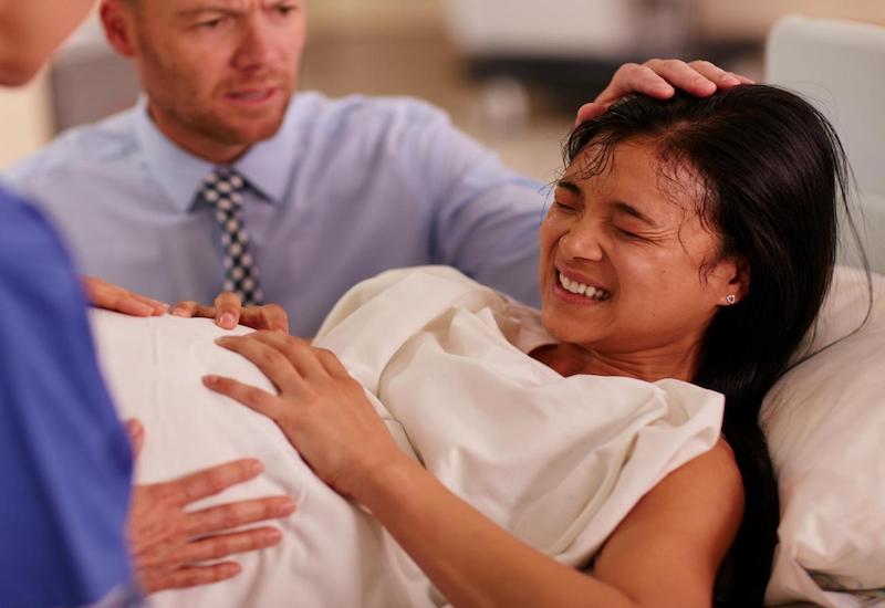 Việc rặn không đúng cách khi sinh sẽ khiến mẹ bầu dễ có nguy cơ bị trĩ sau sinh