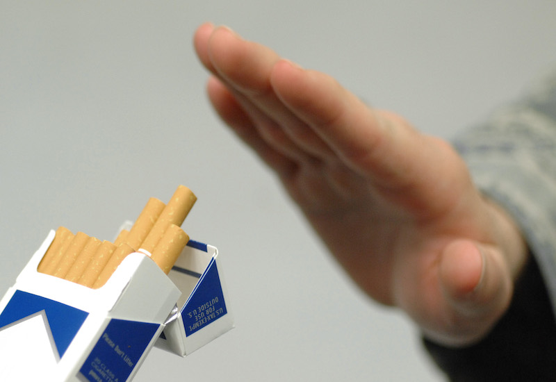 Cách phòng tránh ung thư phổi hiệu quả là tránh xa khói thuốc lá