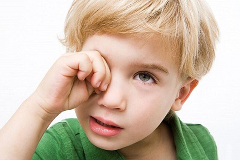 Trẻ mắc bệnh thường xuyên dụi mắt
