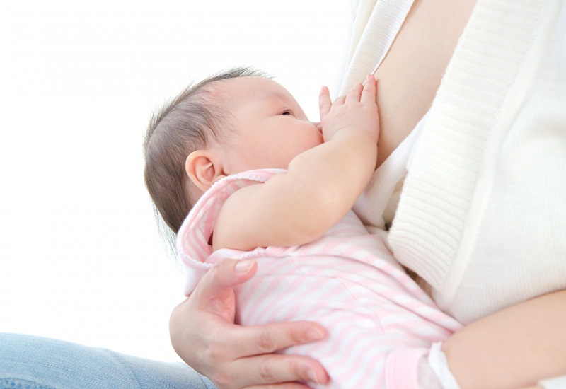 Cho bé bú thường xuyên giúp tử cung co bóp hiệu quả và đào thải sản dịch nhanh hơn