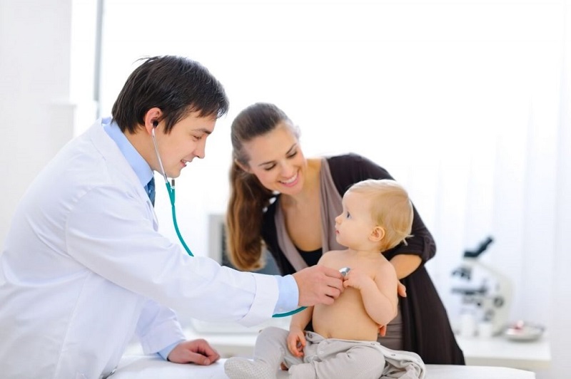 Đến khám bác sĩ chuyên khoa sẽ giúp cha mẹ biết nhịp thở của trẻ bất thường phải làm thế nào là tốt nhất