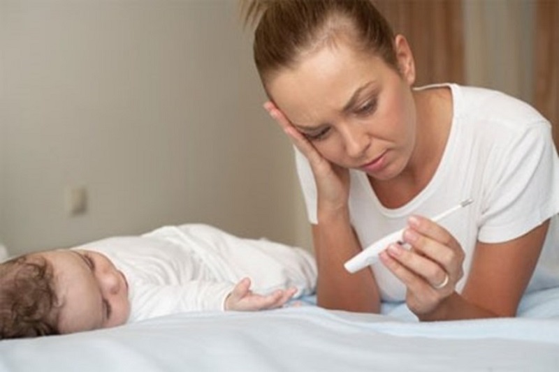 Thường xuyên theo dõi thân nhiệt ở trẻ sơ sinh giúp cha mẹ phát hiện sớm những bất thường về sức khỏe của con mình