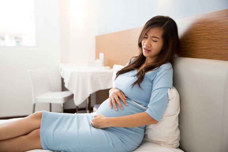 Mẹ bầu bị đau quặn bụng ở tuần thai thứ 28 có thể là dấu hiệu sinh cực non