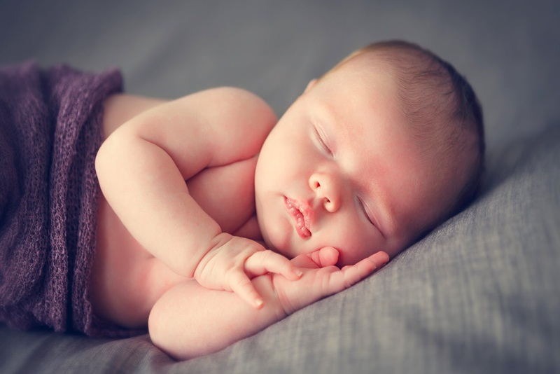 Làm thế nào để trẻ hết giật mình khi ngủ