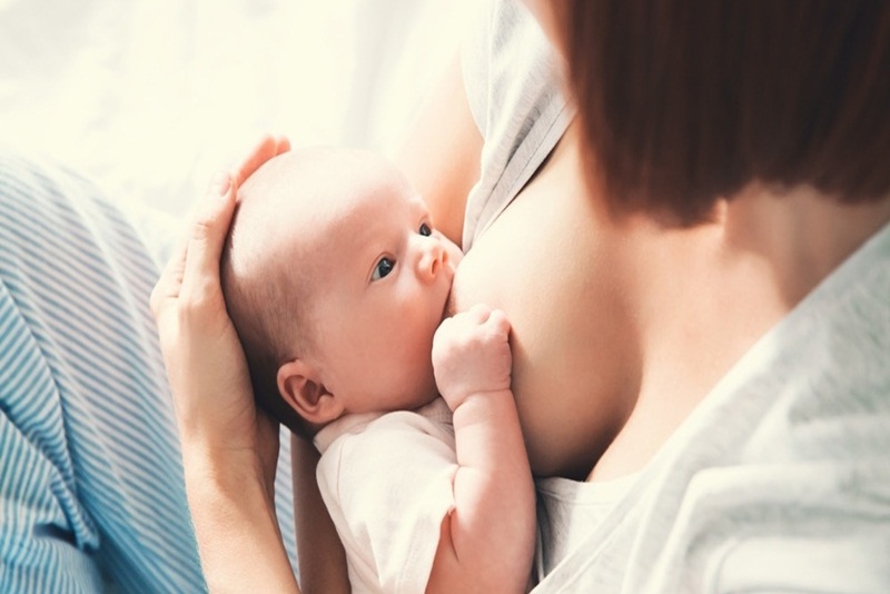 Cho trẻ bú sữa mẹ để được cung cấp đầy đủ dưỡng chất, hạn chế bị giật mình khi ngủ