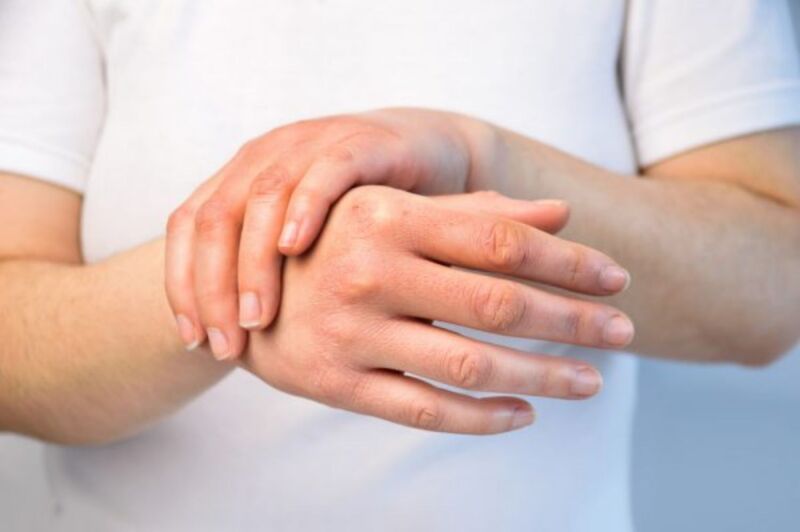 Đau khớp ngón tay cái ảnh hưởng lớn đến hoạt động cầm nắm