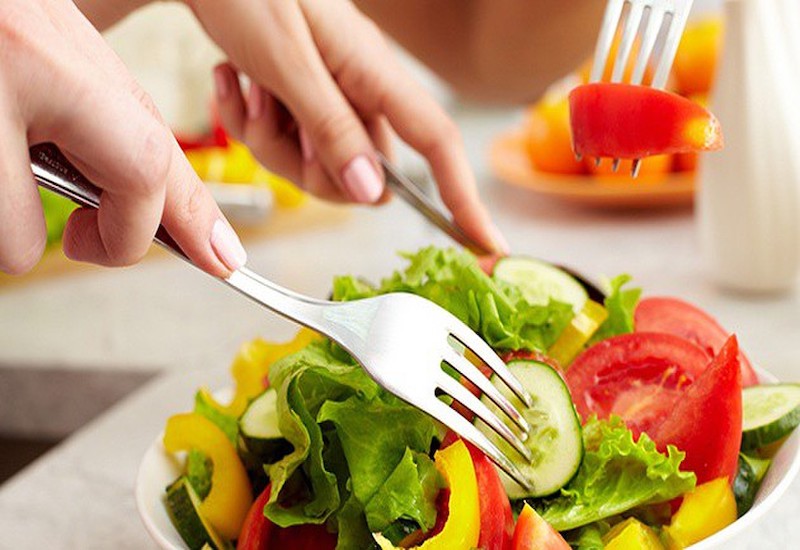 Nên ưu tiên ăn các loại rau củ quả nhiều chất xơ và vitamin trong thực đơn hàng ngày