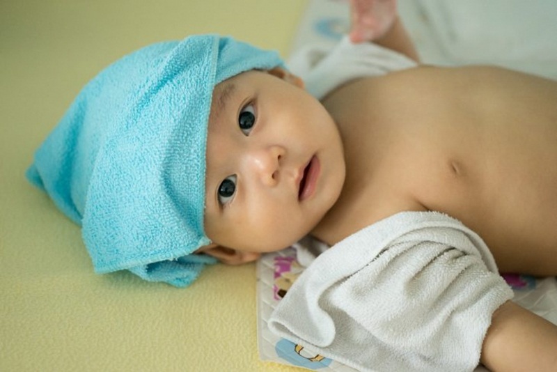 Chườm ăn khăn ấm giúp trẻ hạ sốt