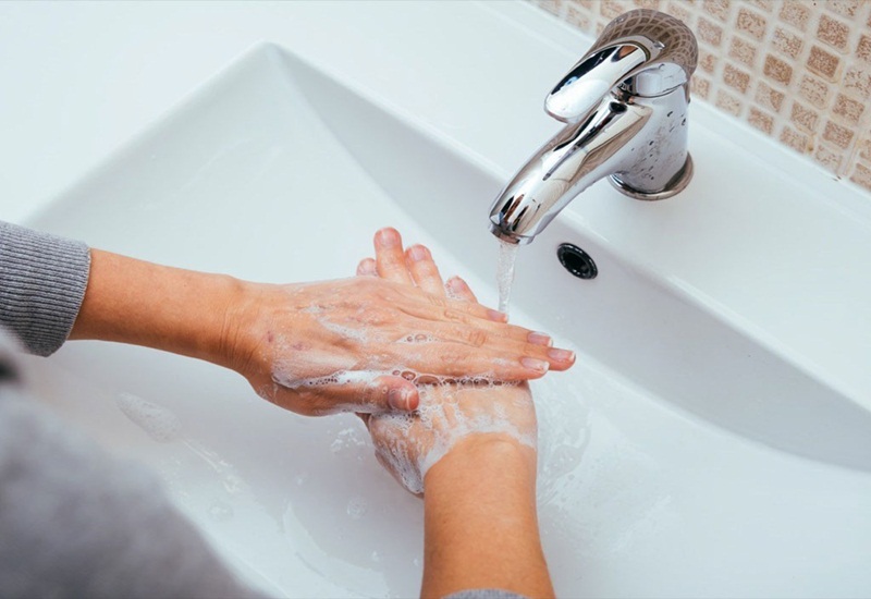 Rửa tay sạch sẽ trước khi tiêm