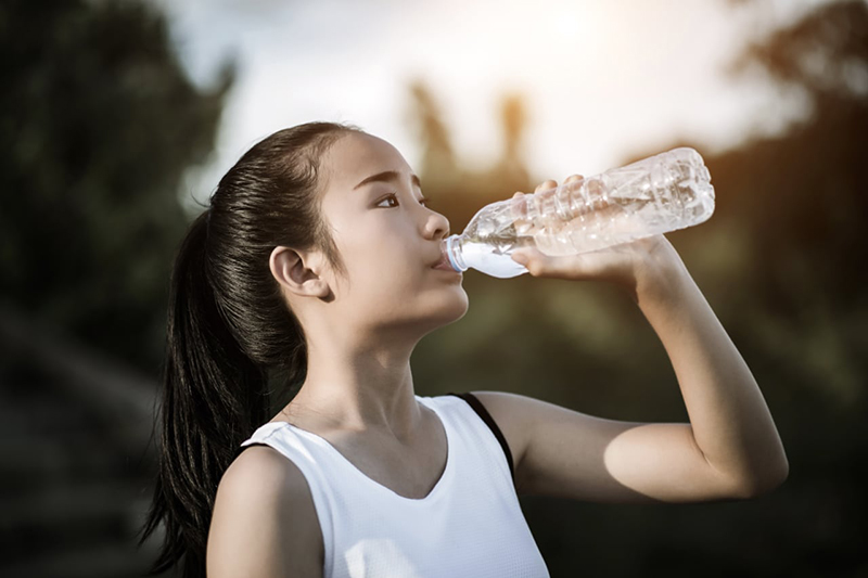 Uống nước đầy đủ để tránh hiện tượng mất nước khi bị sốt