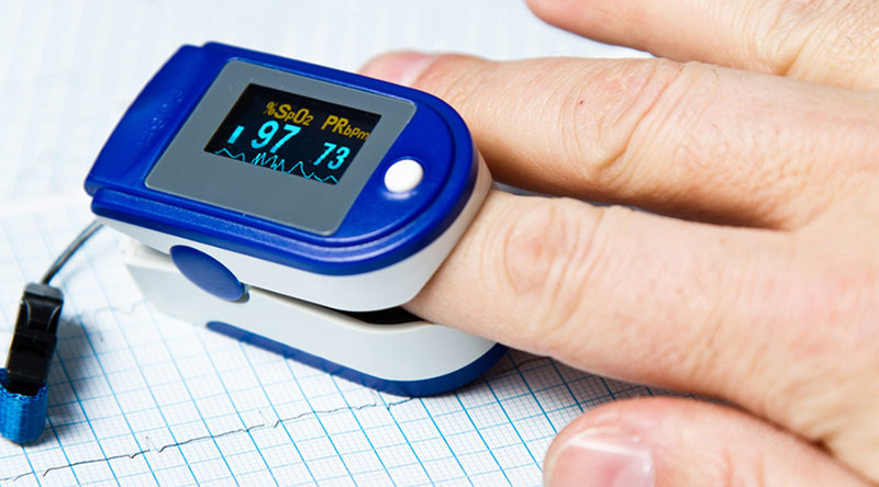 Máy đo chỉ số SpO2 hiện nay thường kiêm thêm chức năng đo nhịp tim (dòng chữ PRbpm)