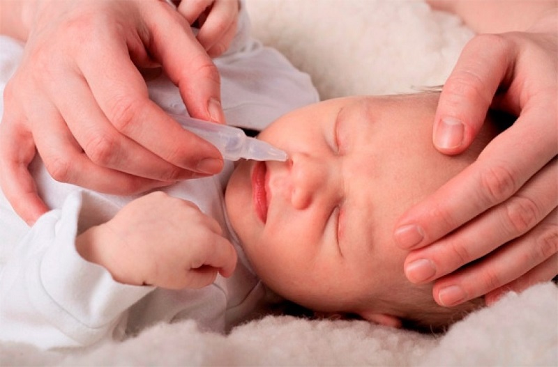 Cha mẹ chỉ nên dùng nước muối sinh lý NaCl 0.9% để rửa mũi cho bé