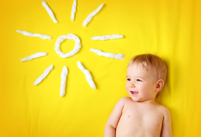 Tắm nắng giúp trẻ nhỏ bổ sung thêm vitamin D cho cơ thể