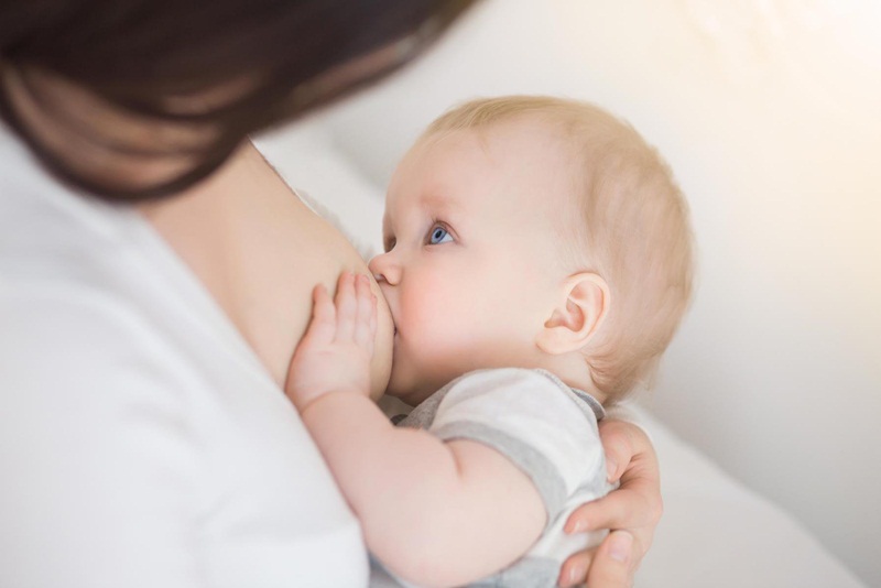 Cho trẻ bú sữa mẹ để cải thiện tình trạng nóng trong